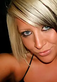 monroe shows off her pics